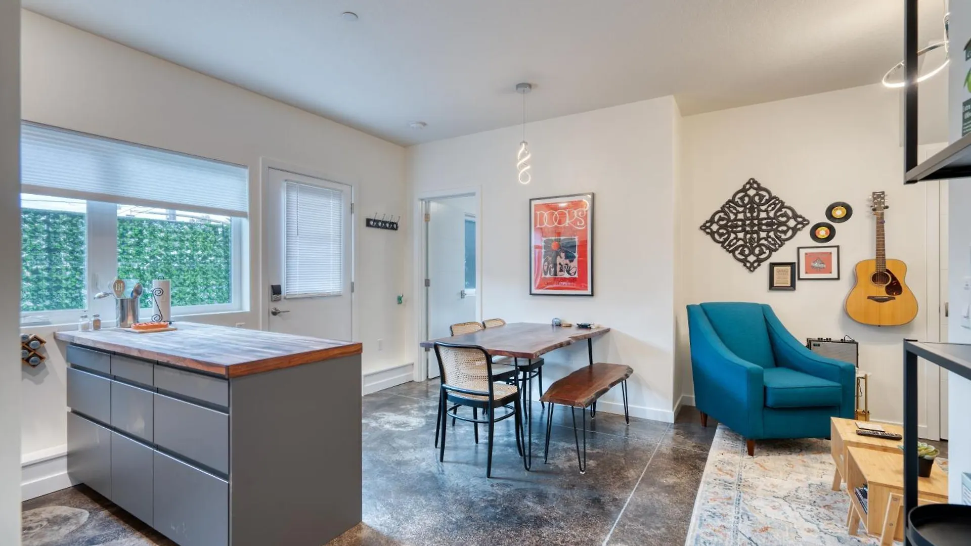 Stay Portland - The Division Street Funk Flat - 94 Walkscore Apartment