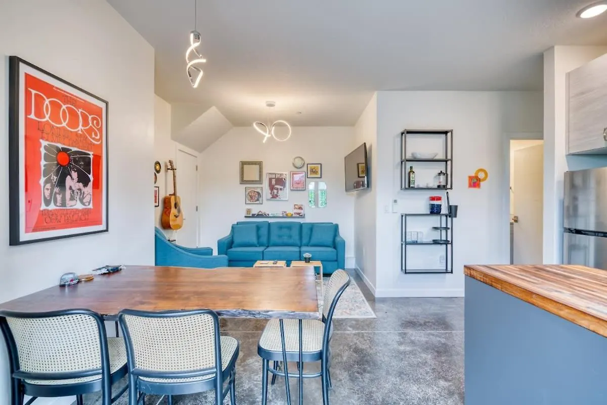 Stay Portland - The Division Street Funk Flat - 94 Walkscore Apartment