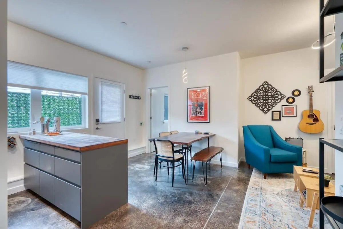 Stay Portland - The Division Street Funk Flat - 94 Walkscore Apartment