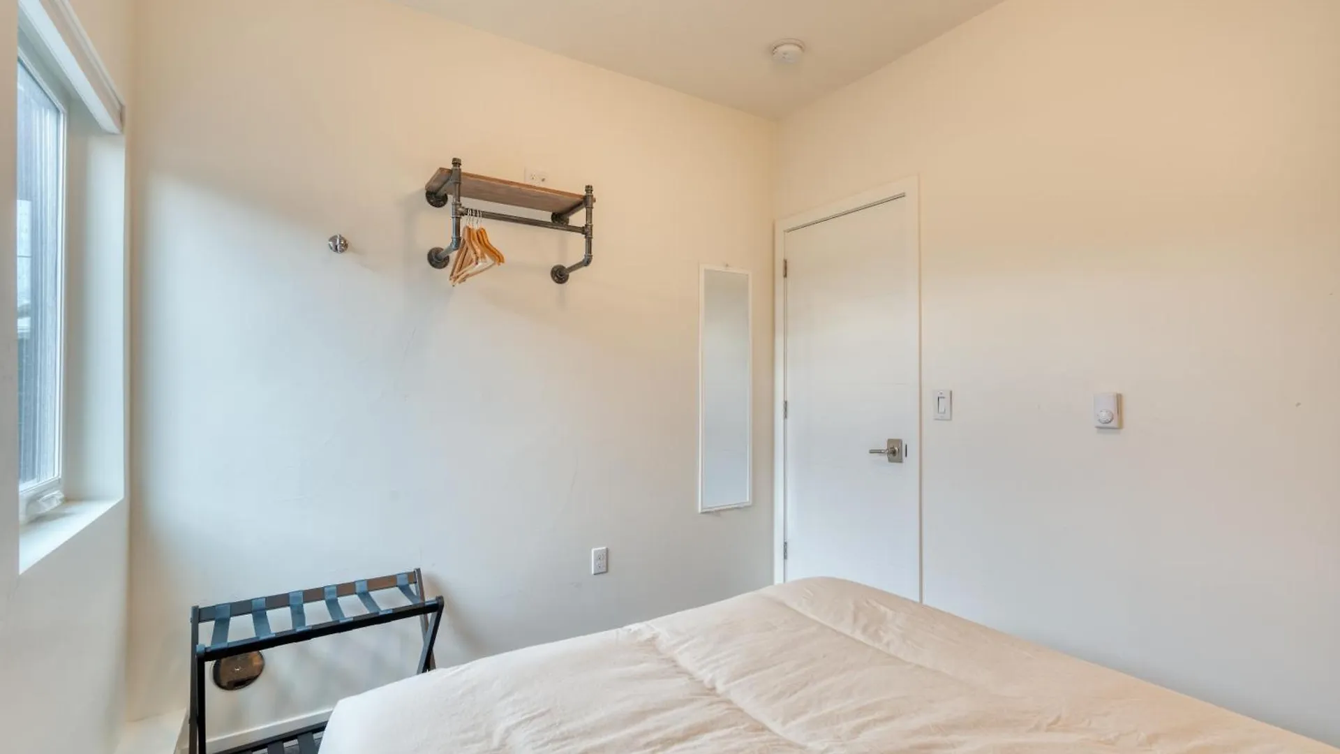 Stay Portland - The Division Street Funk Flat - 94 Walkscore Apartment